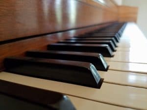 Lerne die Klaviatur zu spielen